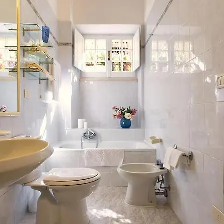 Apartment Palazzo Dalbis In Pieno Centro Per 8 Persone